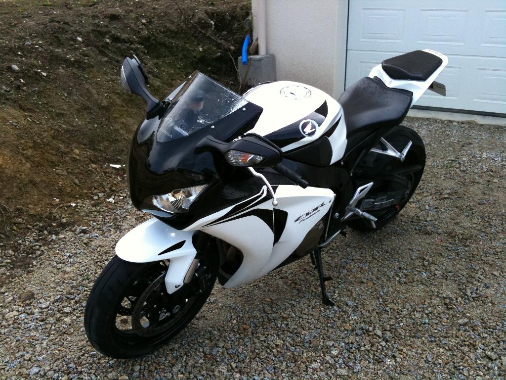 HONDA CBR 1000 RR Fireblade 2008 photo 2