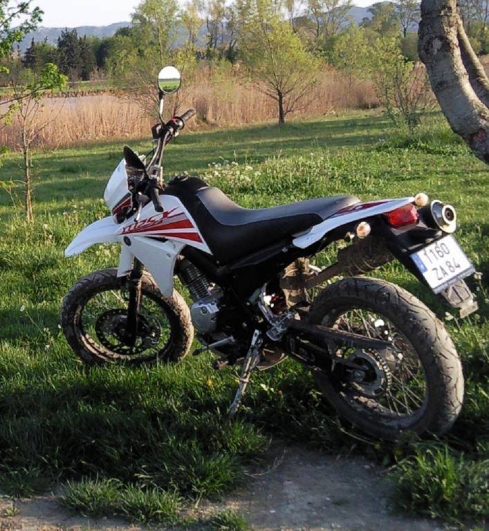 YAMAHA XT 125 X  2008 photo 2