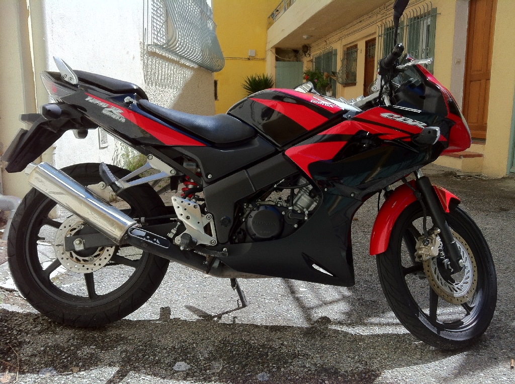 HONDA CBR 125  2010 photo 2
