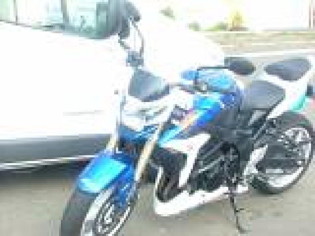 SUZUKI GSR 750  2011 photo 2