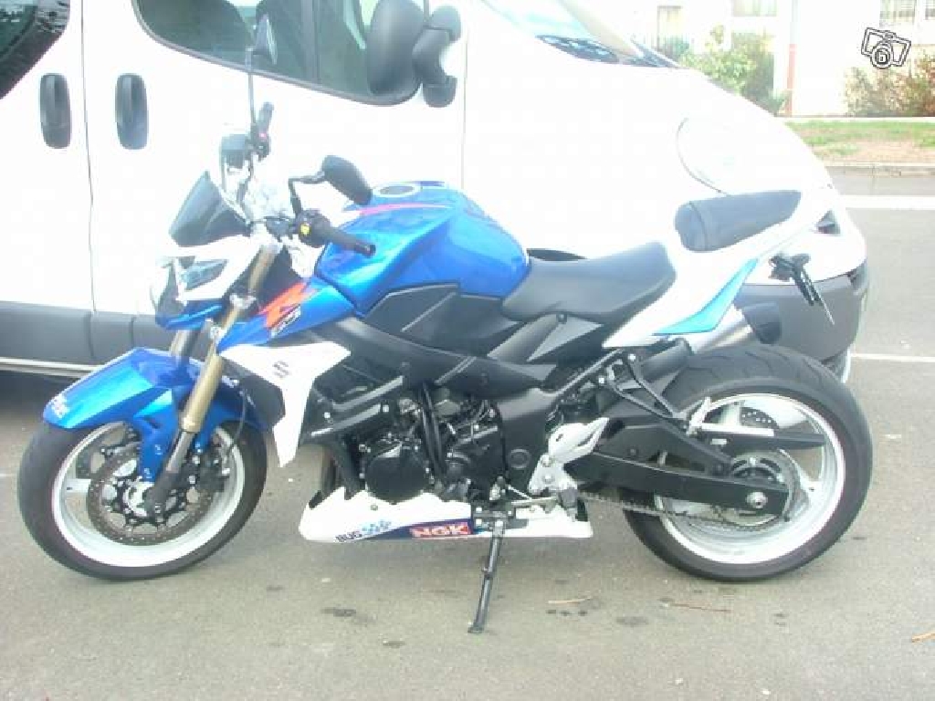 SUZUKI GSR 750  2011 photo 3