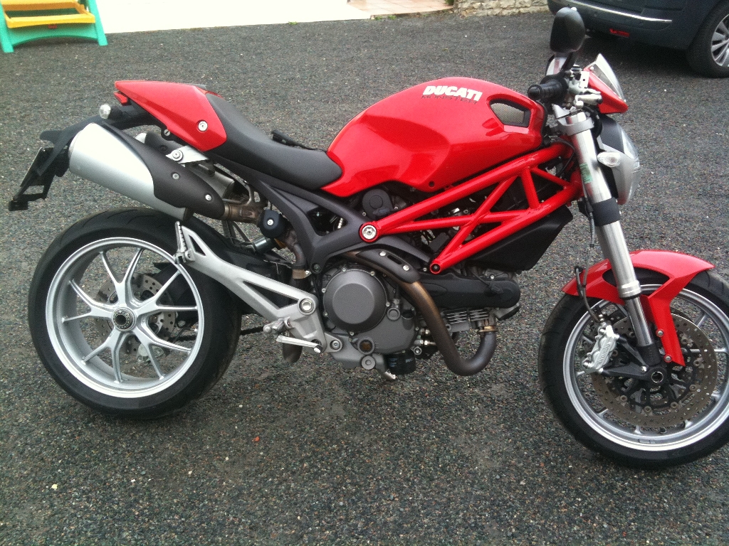 DUCATI Monster 1100 ABS 2010 photo 2