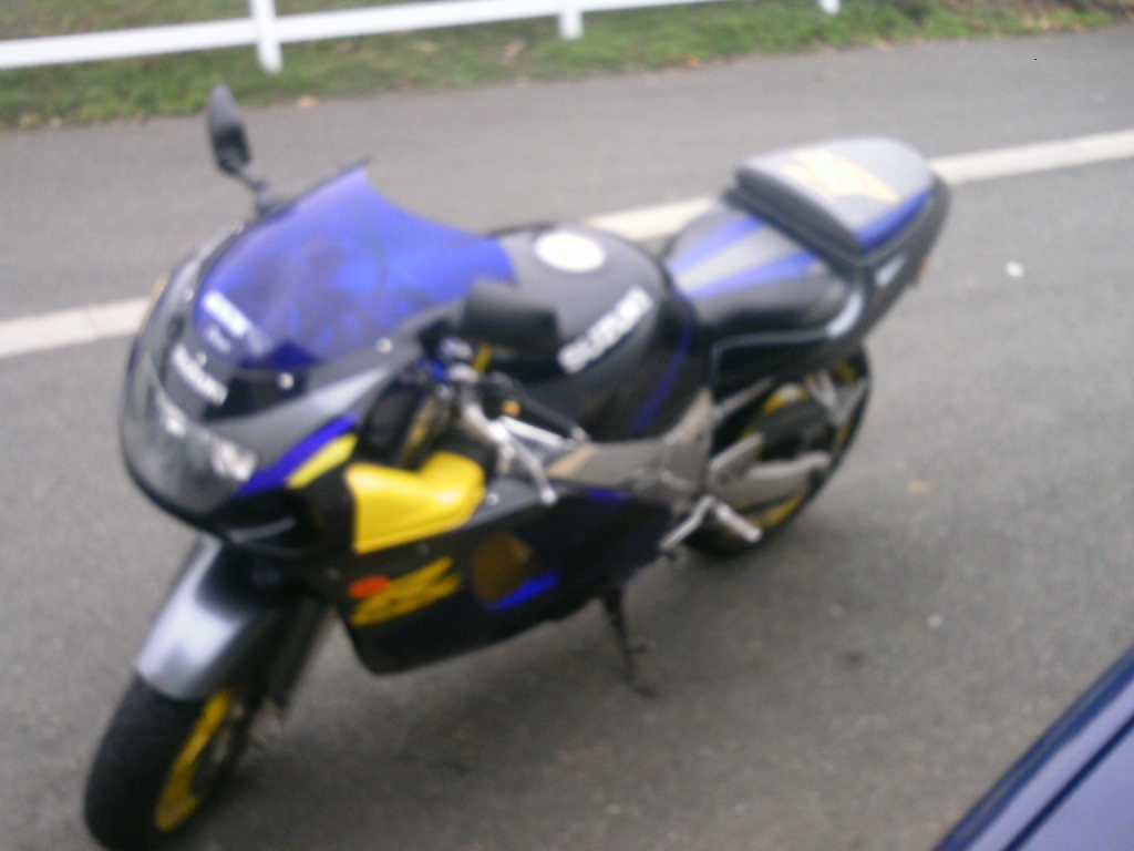 SUZUKI GSX-R 600  1997 photo 3